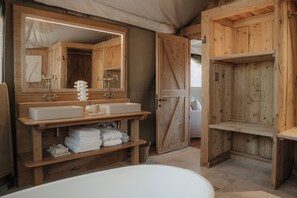 Deluxe suite, 1 kingsize bed | Badkamer | Een aparte badkuip en douche, een diep bad, een regendouche