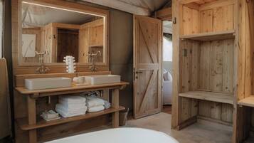 Baignoire et douche séparées, baignoire relaxante profonde
