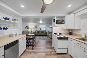 Mikrovågsugn, ugn, spishäll och diskmaskin