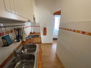 ثلاجة، ميكروويف، موقد طهي مسطح، غسالة أطباق