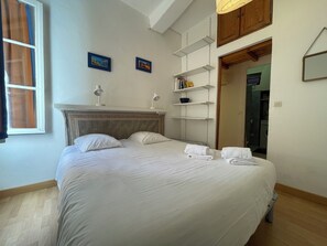 1 bedroom, free WiFi, bed sheets - smichel sea and chuerch view (Menton)