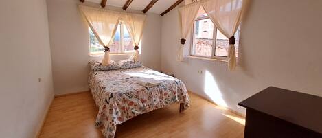 4 Schlafzimmer, Schreibtisch, WLAN, Bettwäsche