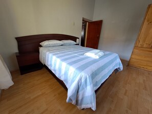 4 bedrooms, desk, WiFi, bed sheets