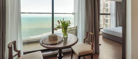 Departamento panorámico, vista al mar | Área de sala de estar | Televisión LCD de 42 pulgadas con canales vía satélite y Netflix