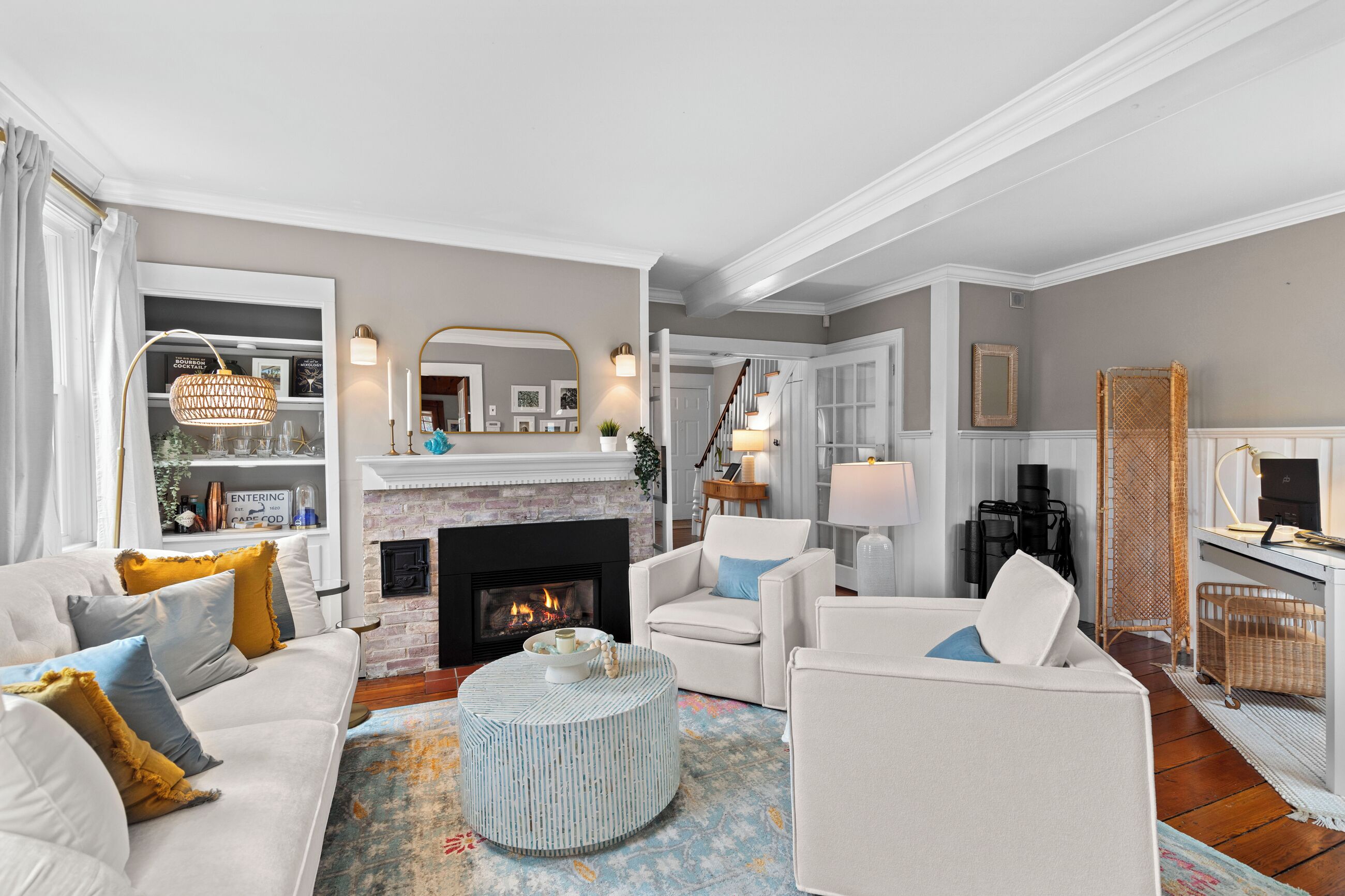 Smart TV, fireplace