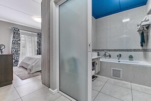 5 bedrooms, iron/ironing board, WiFi, bed sheets