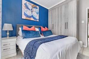 5 bedrooms, iron/ironing board, WiFi, bed sheets