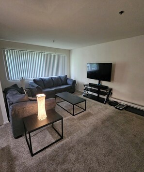 Living area - Tranquil apartment in safe gated community with WiFi in Vallejo (Vallejo)