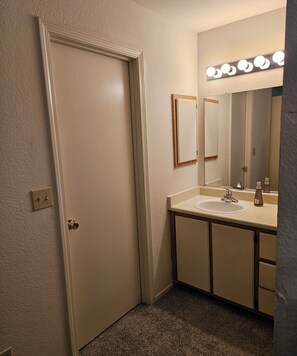 Hair dryer, towels, soap, toilet paper - Tranquil apartment in safe gated community with WiFi in Vallejo (Vallejo)