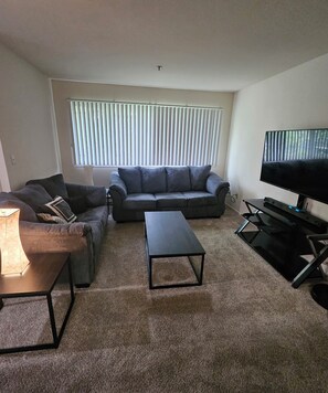 Living area - Tranquil apartment in safe gated community with WiFi in Vallejo (Vallejo)