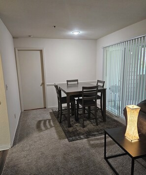 Dining - Tranquil apartment in safe gated community with WiFi in Vallejo (Vallejo)