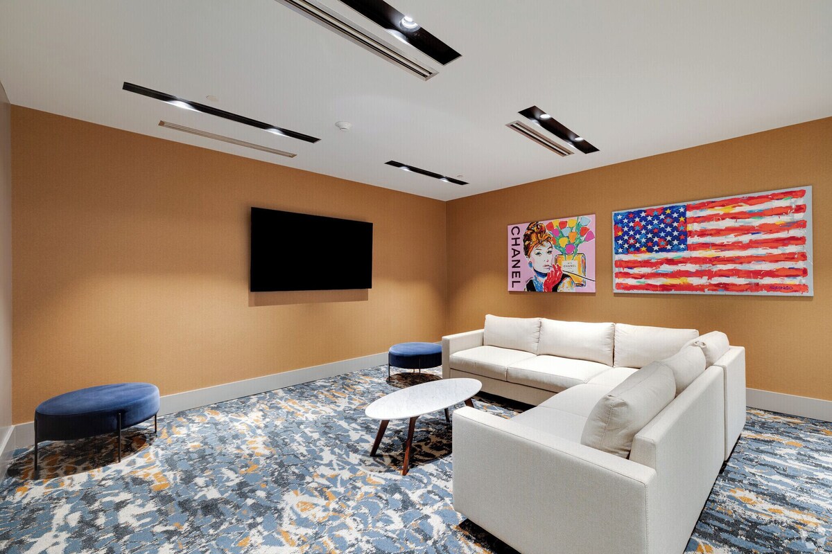 Photo 7 of Designer Luxury in Center City