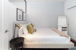 2 habitaciones, escritorio y tabla de planchar con plancha 