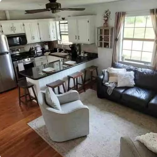 Charming 2-bedroom cabin with WiFi, fire pit, AC, pets welcome in quaint Royal