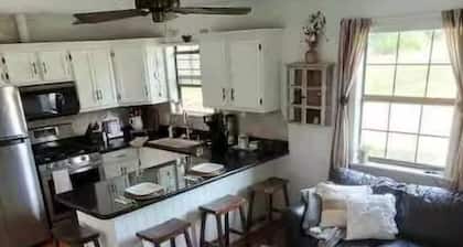 Charming 2-bedroom cabin with WiFi, fire pit, AC, pets welcome in quaint Royal