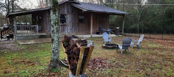 Charming 2-bedroom cabin with WiFi, fire pit, AC, pets welcome in quaint Royal