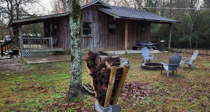 Charming 2-bedroom cabin with WiFi, fire pit, AC, pets welcome in quaint Royal