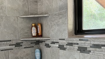 Douche, sèche-cheveux, serviettes fournies, savon
