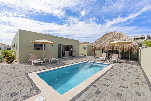 Private pool - Infinity Blue villa with private pool at Mambo Beach (Willemstad)