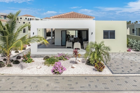 Fachada da propriedade. Infinity Blue villa with private pool at Mambo Beach