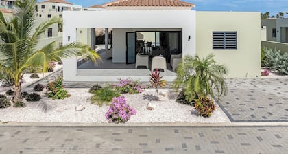 Infinity Blue villa with private pool at Mambo Beach