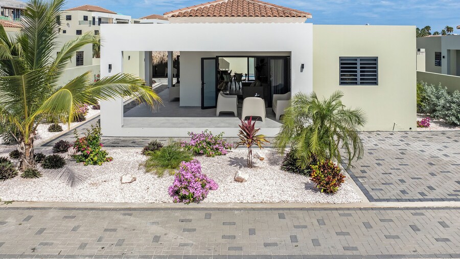 Infinity Blue villa with private pool at Mambo Beach