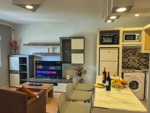 Een koelkast, een microgolfoven, een oven, een kookplaat