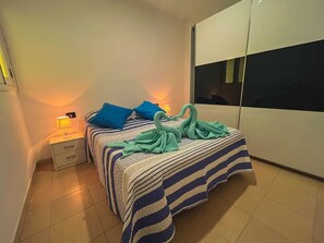 1 slaapkamer, een strijkplank/strijkijzer, wifi, beddengoed