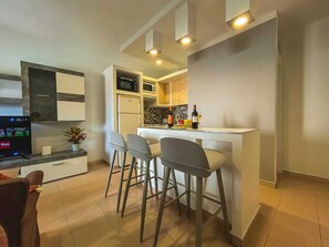 Een koelkast, een microgolfoven, een oven, een kookplaat