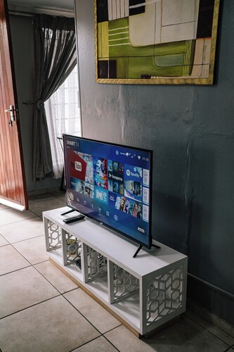 1.5-bedroom apartment in charming Germiston with Wi-Fi