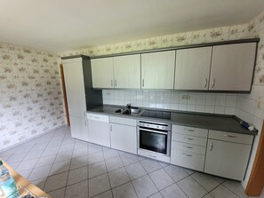 Een oven, een kookplaat, een vaatwasser