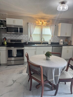 Dishwasher, paper towels - 2 Bedroom Downtown Greeneville- Park Place (Greeneville)