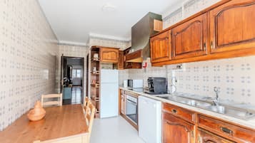 Microondas, horno, placa de cocina, lavavajillas