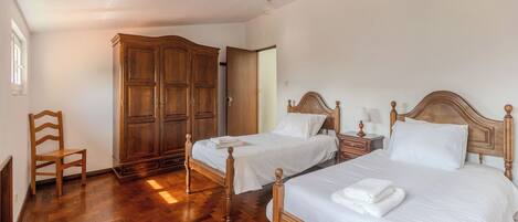 5 室のベッドルーム、WiFi (無料)