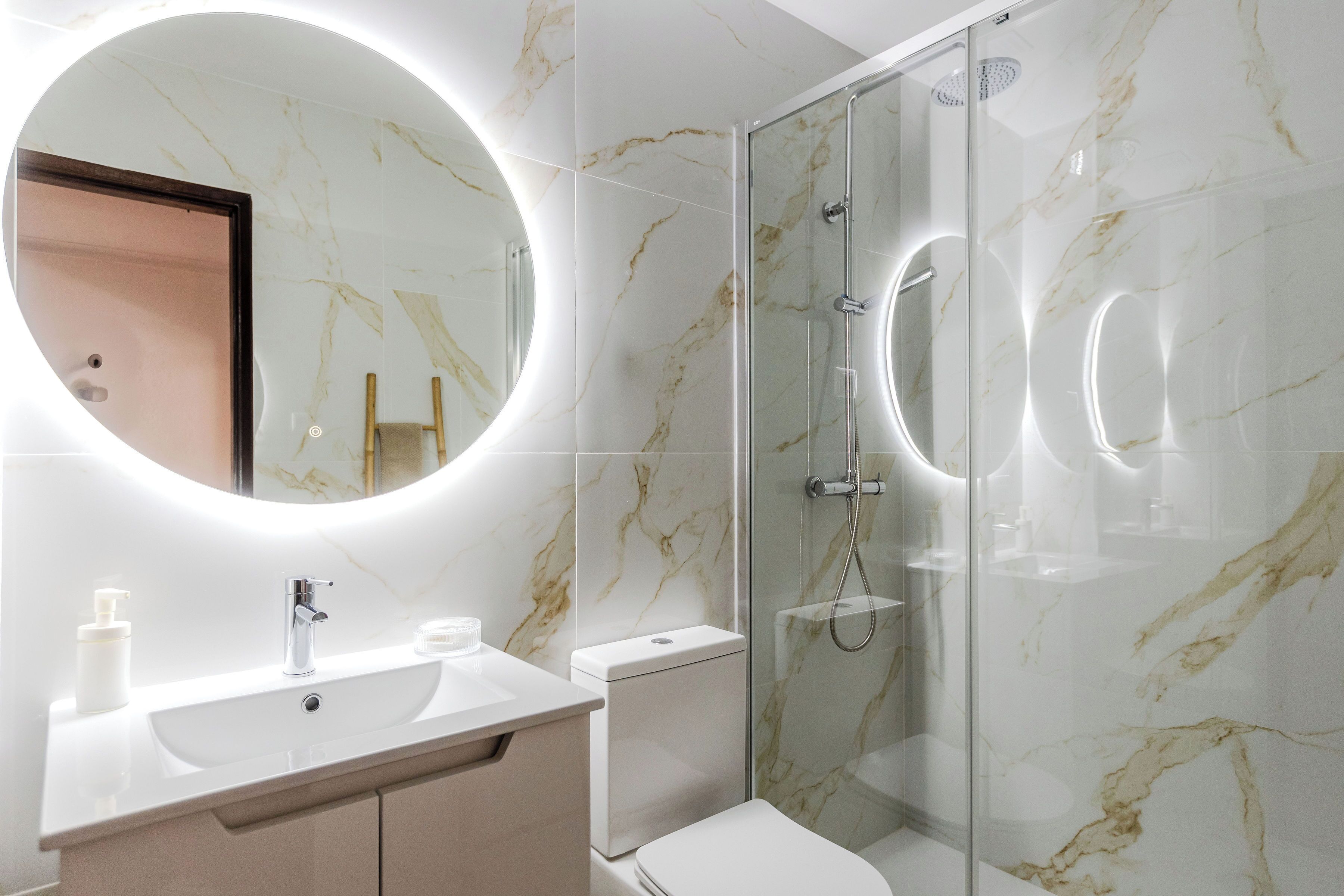 Douche, sèche-cheveux, bidet, serviettes fournies