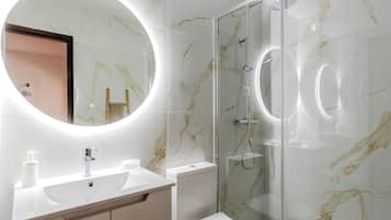 Shower, hair dryer, bidet, towels