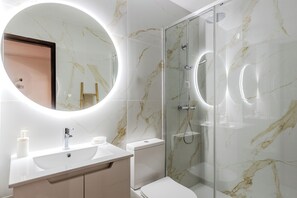 Dusche, Haartrockner, Bidet, Handtücher