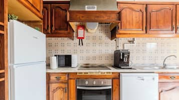 Microondas, horno, placa de cocina, lavavajillas