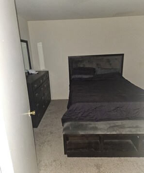1 dormitorio, tabla de planchar con plancha, wifi y ropa de cama