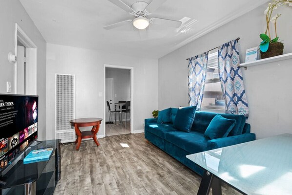 TV - Stylish & Comfy Gem: Walk To Everything ~ Parking! (San Diego)