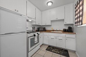 Fridge, microwave, oven, stovetop - Colorful & Cozy Oasis: Walk Score 95/100, Free Pkg (San Diego)