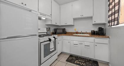 Colorful & Cozy Oasis: Walk Score 95/100, Free Pkg