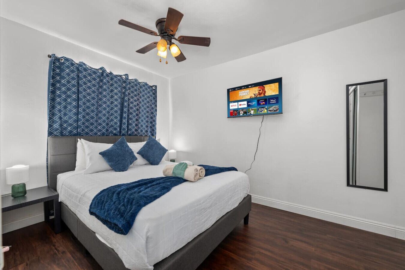 1 camera, una scrivania, ferro/asse da stiro, culla da viaggio