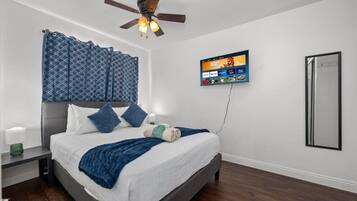 1 camera, una scrivania, ferro/asse da stiro, culla da viaggio