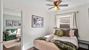 1 camera, una scrivania, ferro/asse da stiro, culla da viaggio