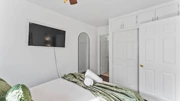 1 camera, una scrivania, ferro/asse da stiro, culla da viaggio