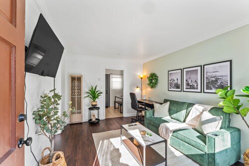 Colorful & Cozy Oasis: Walk Score 95/100, Free Pkg