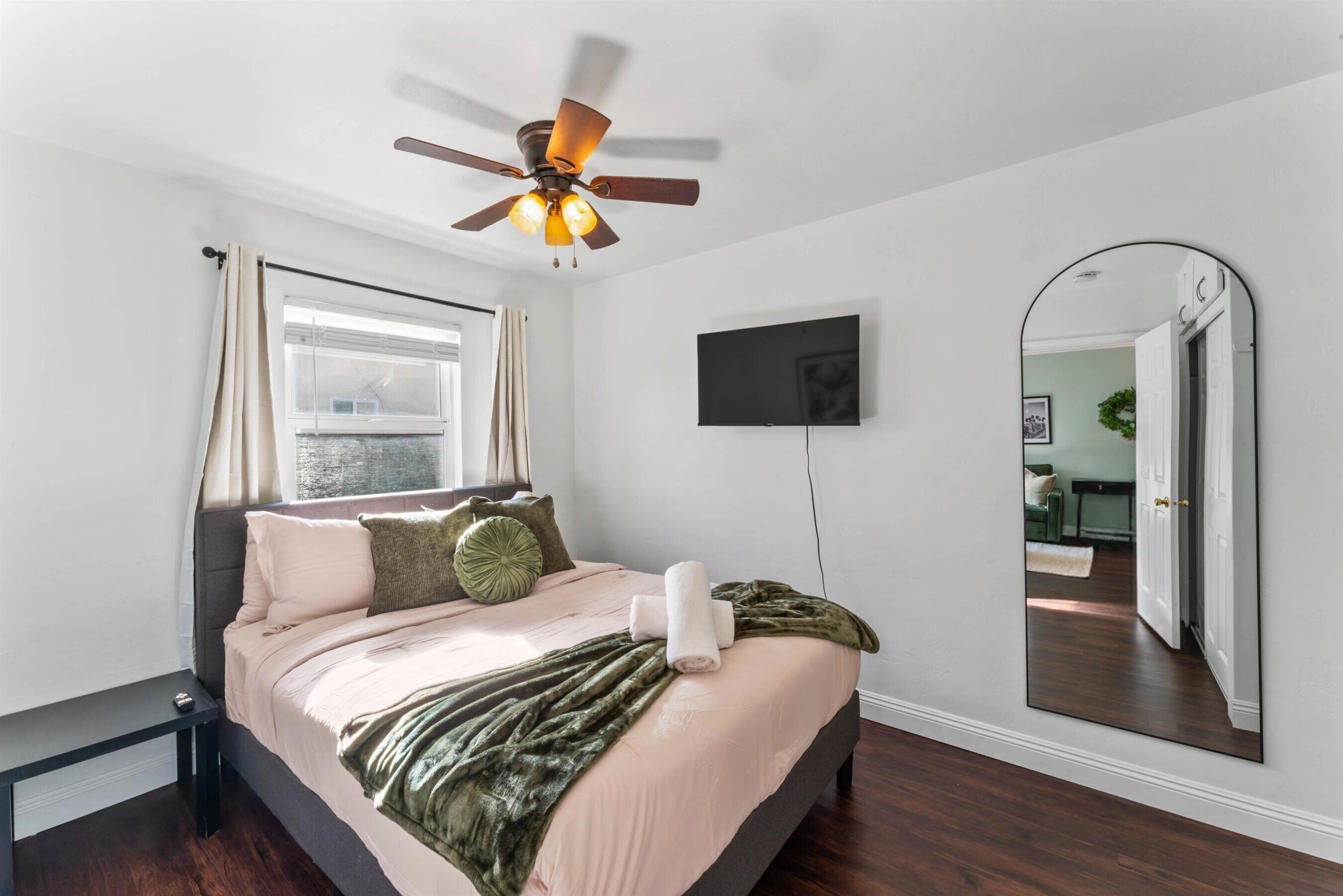 1 chambre, bureau, fer et planche à repasser, lit parapluie