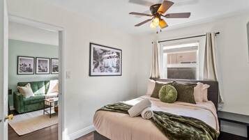 1 slaapkamer, een bureau, een strijkplank/strijkijzer, reisbedje