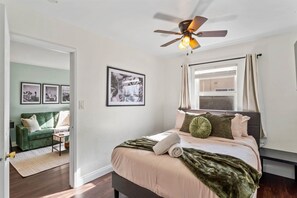 1 室のベッドルーム、デスク、アイロン / アイロン台、旅行用ベビーベッド